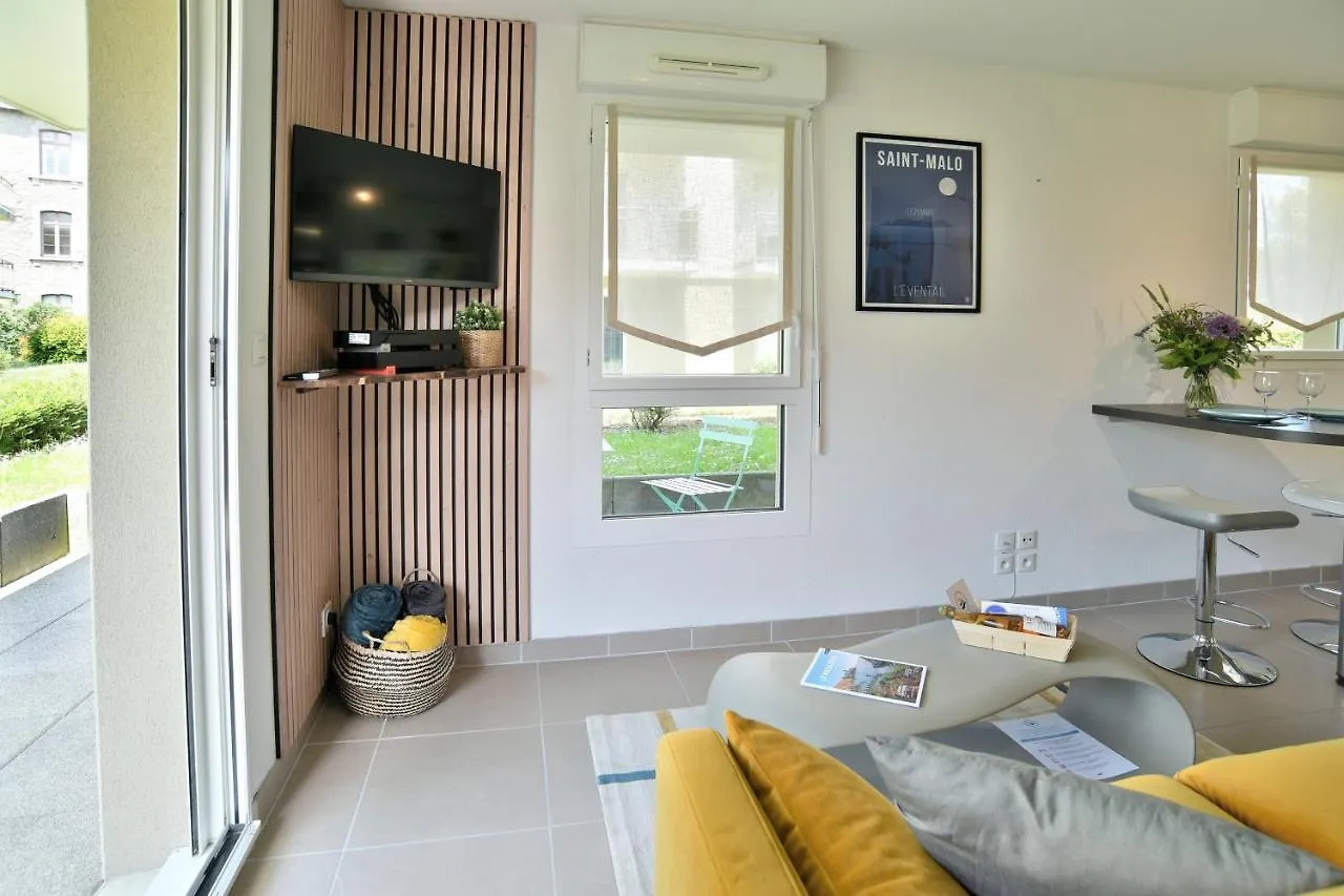 Escapade A Dinan - Appartement Avec Jardin Et Parking Prive