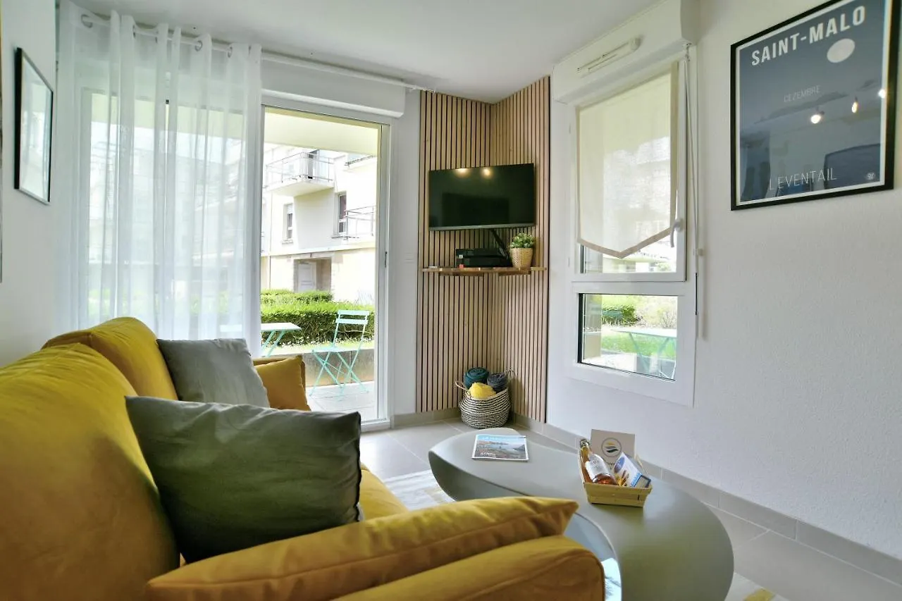 Escapade A Dinan - Appartement Avec Jardin Et Parking Prive